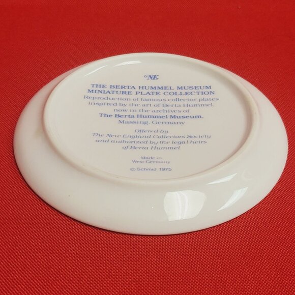 Schmid Berta Hummel Museum Miniature Plate Collection 1975 - Picture 8 of 9